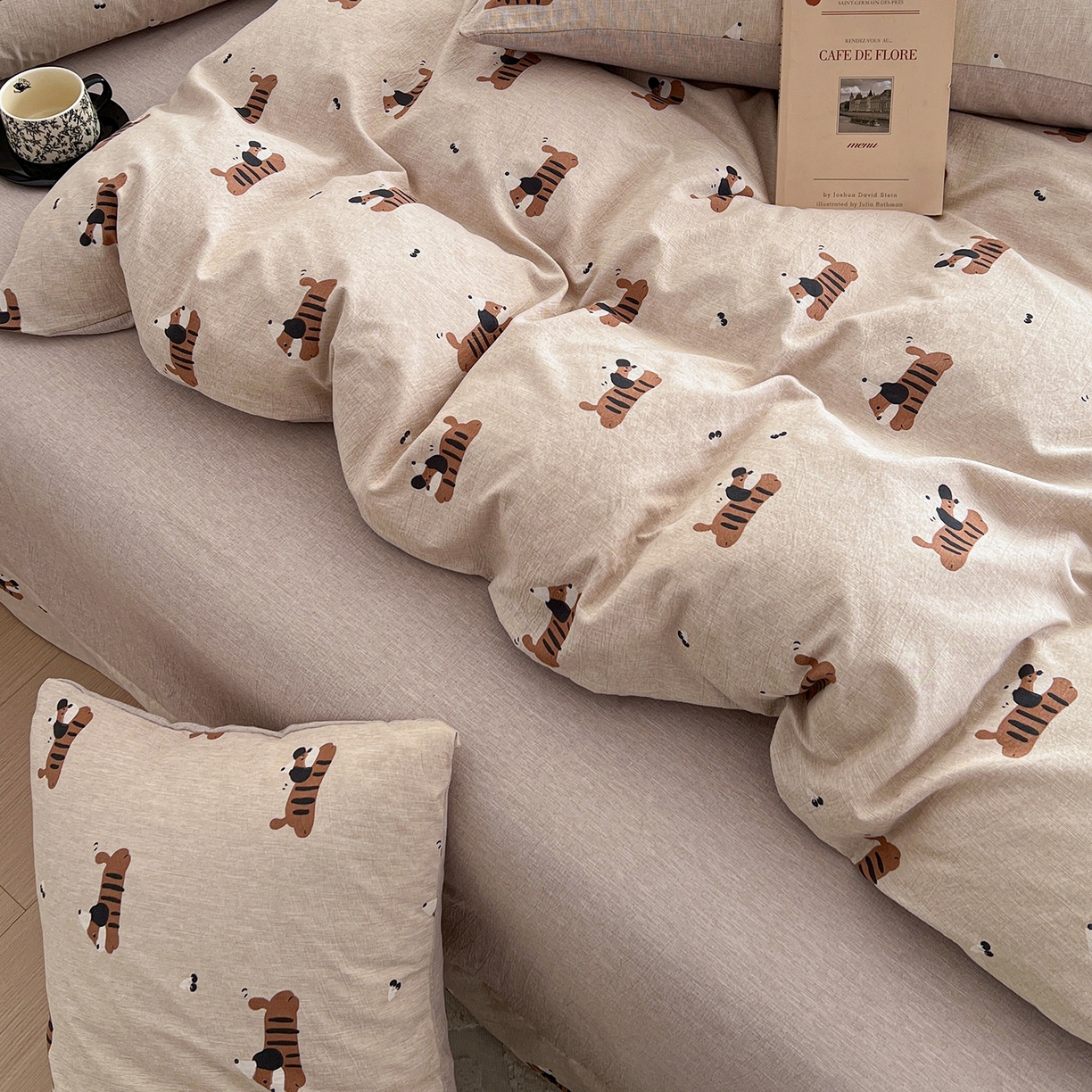 91家纺网 家纺一手货源 找家纺 弗苓家纺 2026春季新款高克重加厚色织提花四件套 腊肠狗