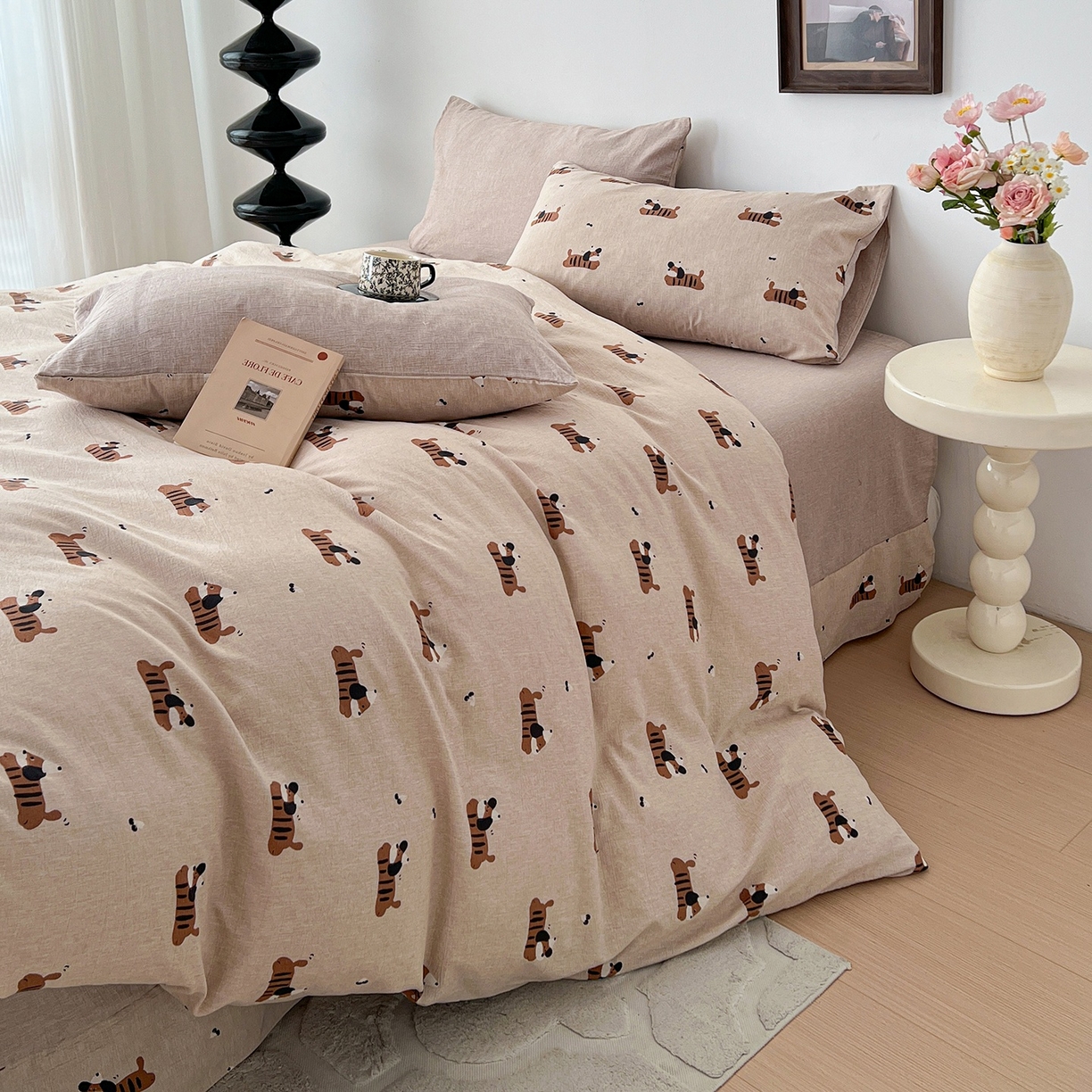 91家纺网 家纺一手货源 找家纺 弗苓家纺 2026春季新款高克重加厚色织提花四件套 腊肠狗