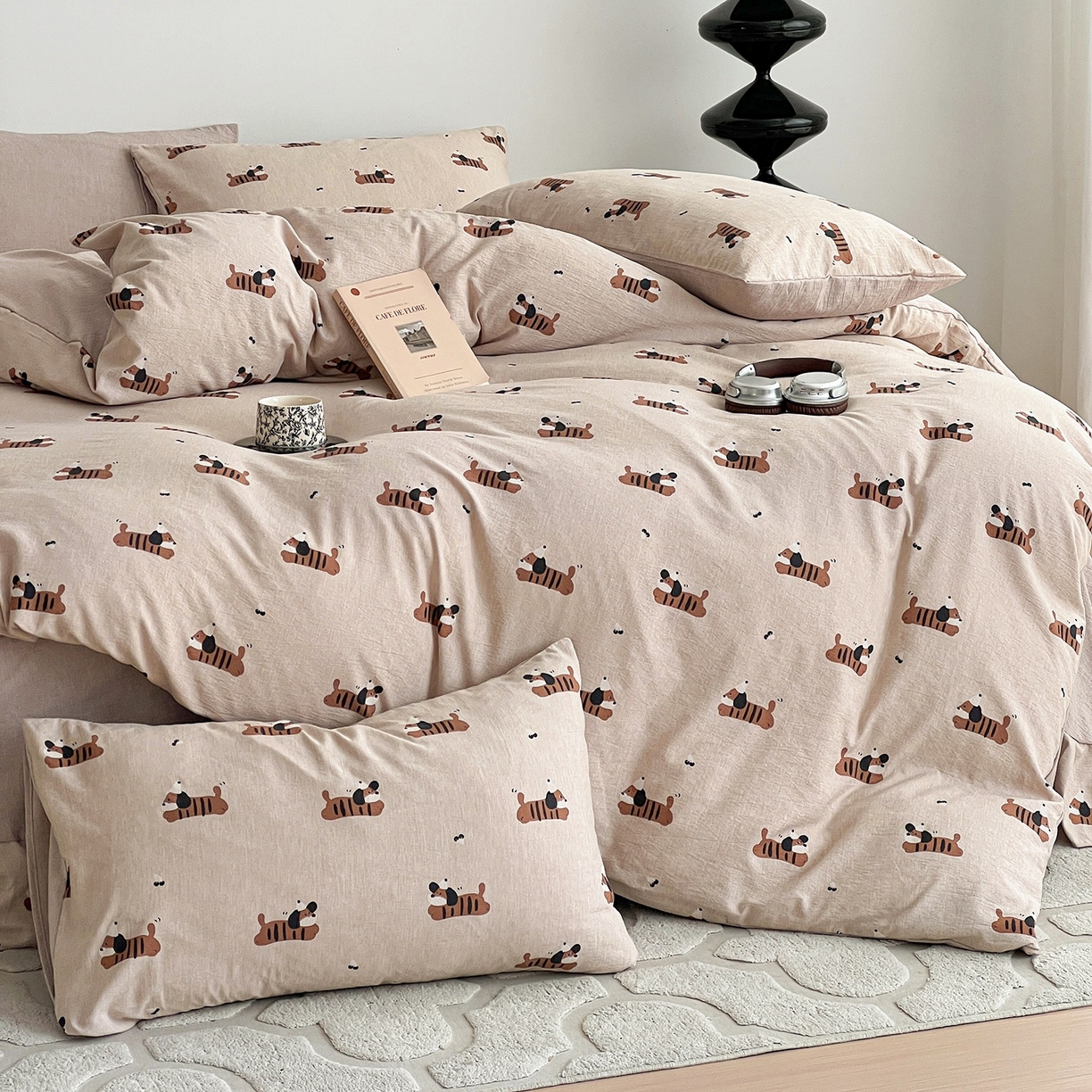 91家纺网 家纺一手货源 找家纺 弗苓家纺 2026春季新款高克重加厚色织提花四件套 腊肠狗