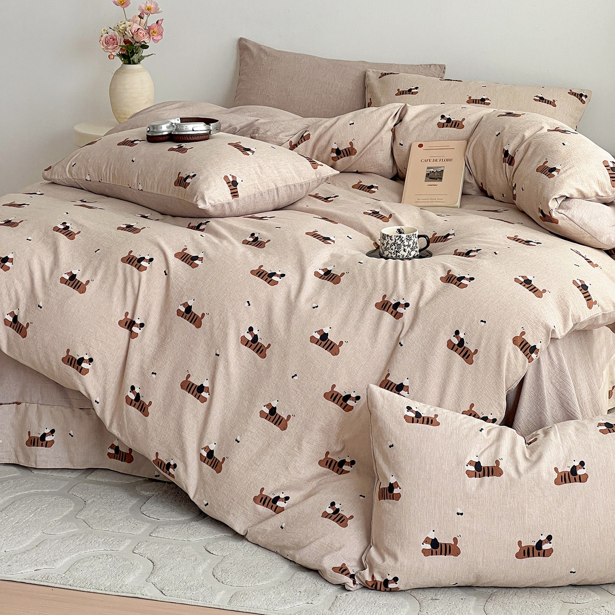 91家纺网 家纺一手货源 找家纺 弗苓家纺 2026春季新款高克重加厚色织提花四件套 腊肠狗