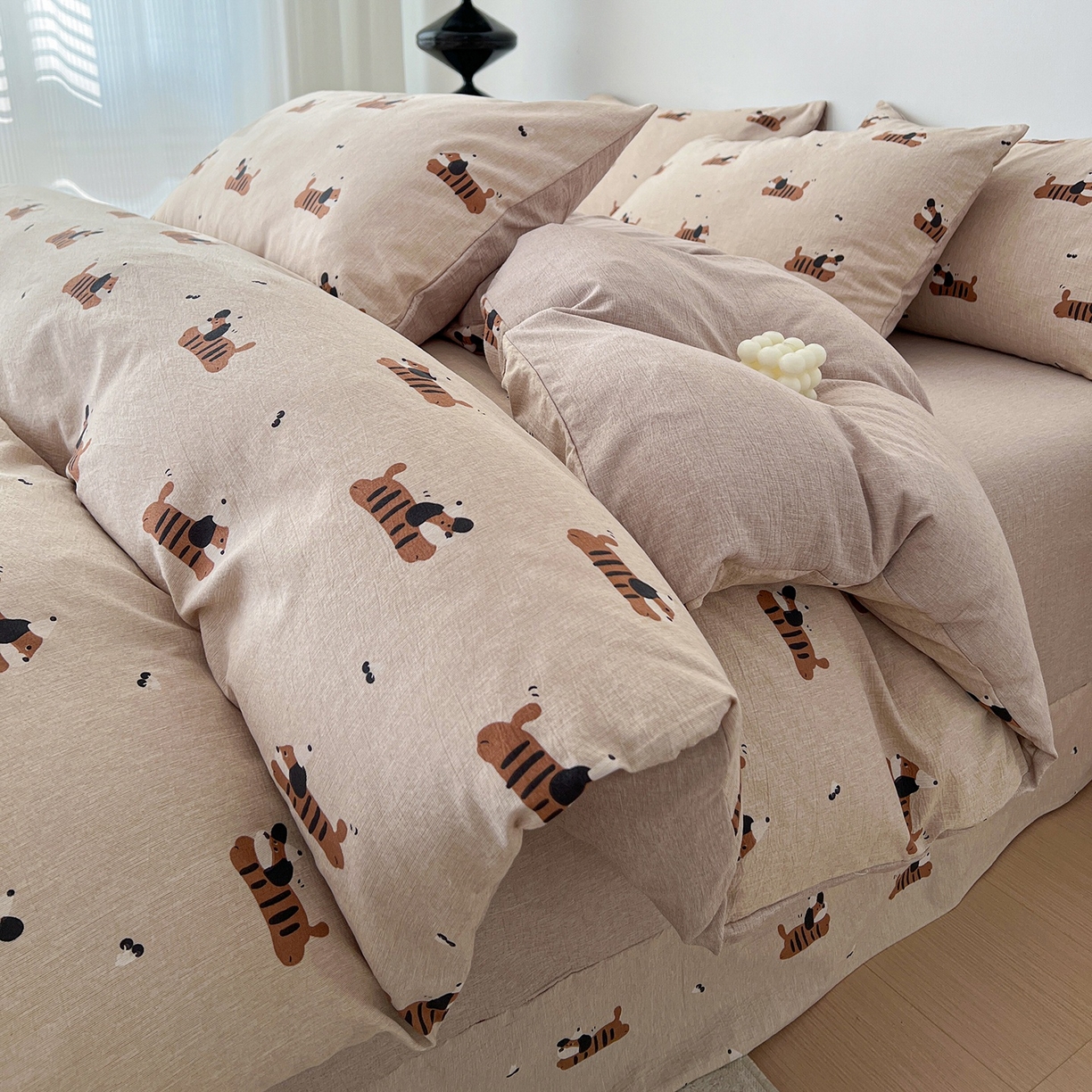 91家纺网 家纺一手货源 找家纺 弗苓家纺 2026春季新款高克重加厚色织提花四件套 腊肠狗