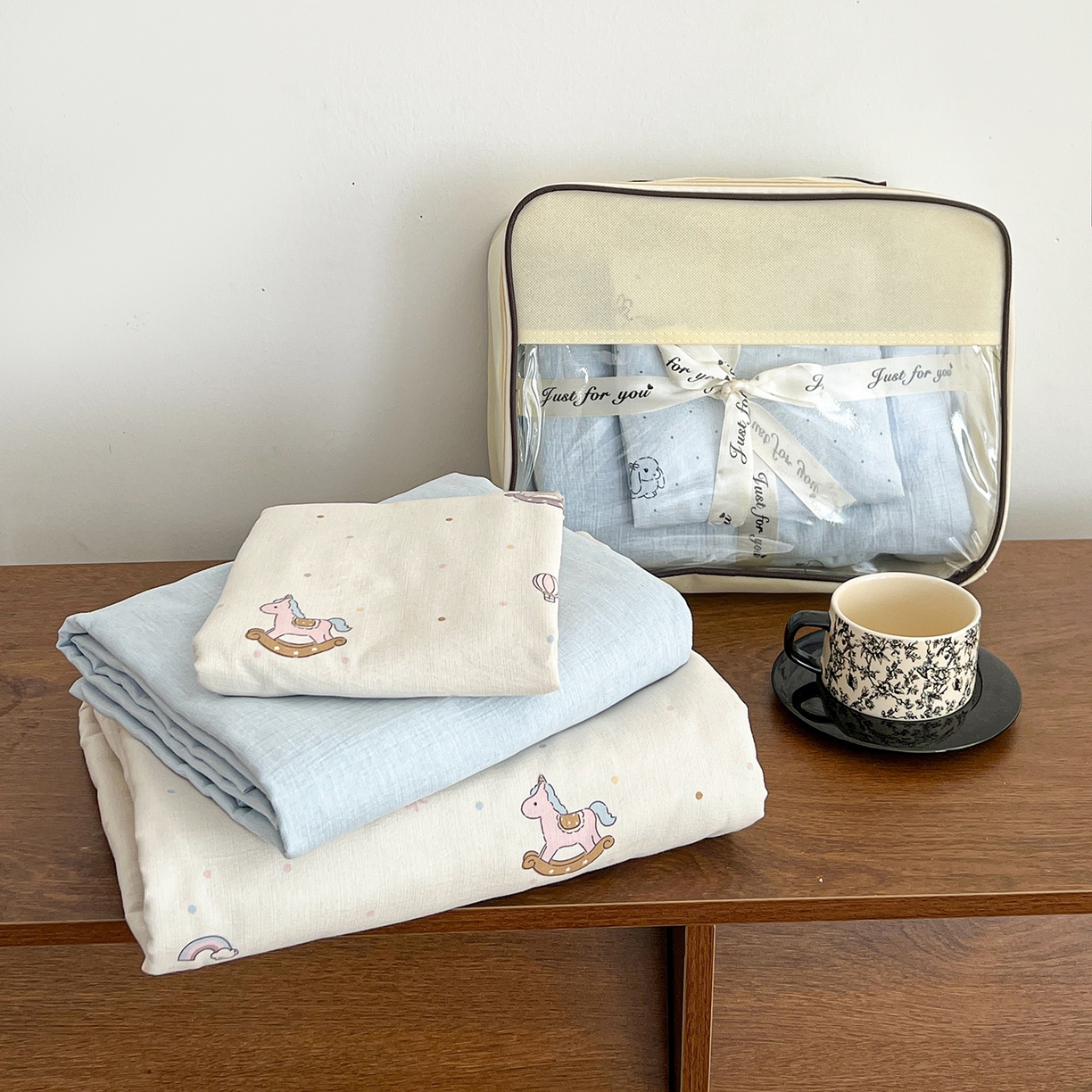 91家纺网 家纺一手货源 找家纺 弗苓家纺 2026春季新款高克重加厚色织提花四件套 童心小木马