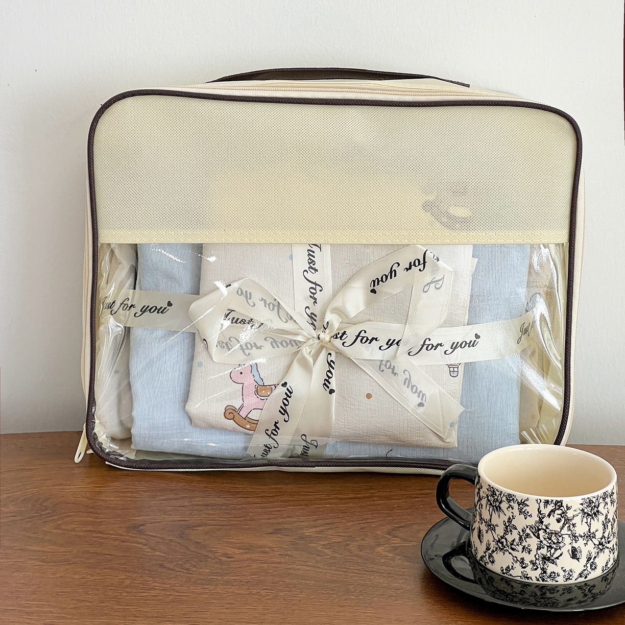 91家纺网 家纺一手货源 找家纺 弗苓家纺 2026春季新款高克重加厚色织提花四件套 童心小木马