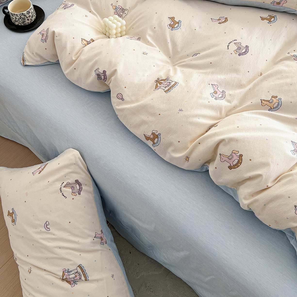 91家纺网 家纺一手货源 找家纺 弗苓家纺 2026春季新款高克重加厚色织提花四件套 童心小木马