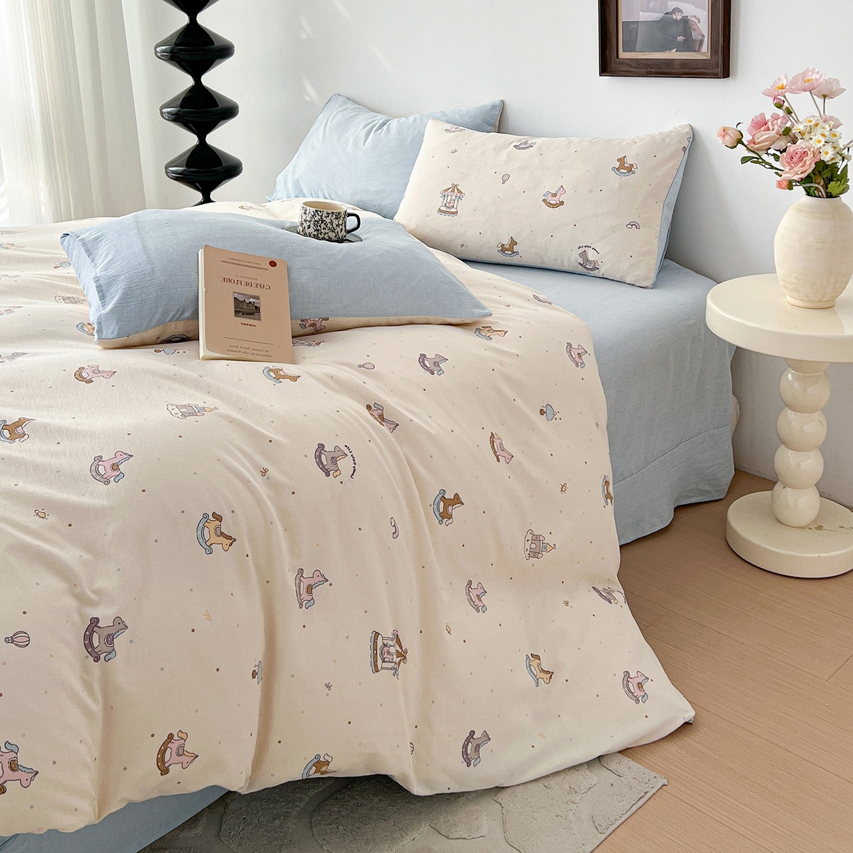 91家纺网 家纺一手货源 找家纺 弗苓家纺 2026春季新款高克重加厚色织提花四件套 童心小木马