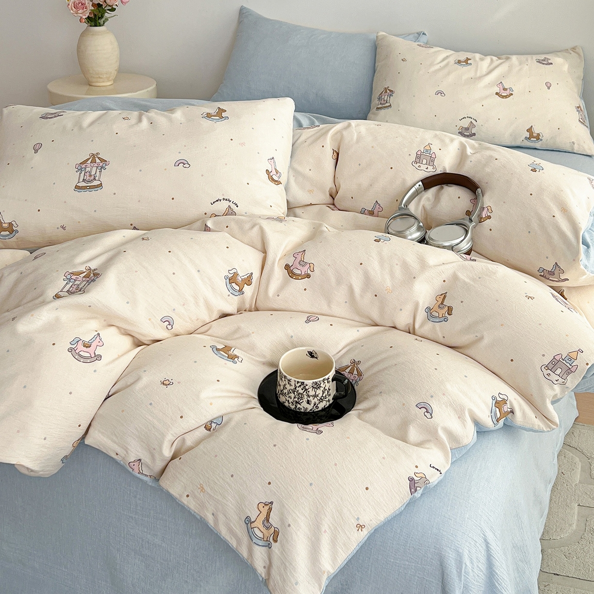 91家纺网 家纺一手货源 找家纺 弗苓家纺 2026春季新款高克重加厚色织提花四件套 童心小木马