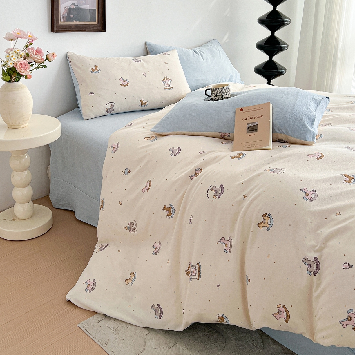 91家纺网 家纺一手货源 找家纺 弗苓家纺 2026春季新款高克重加厚色织提花四件套 童心小木马