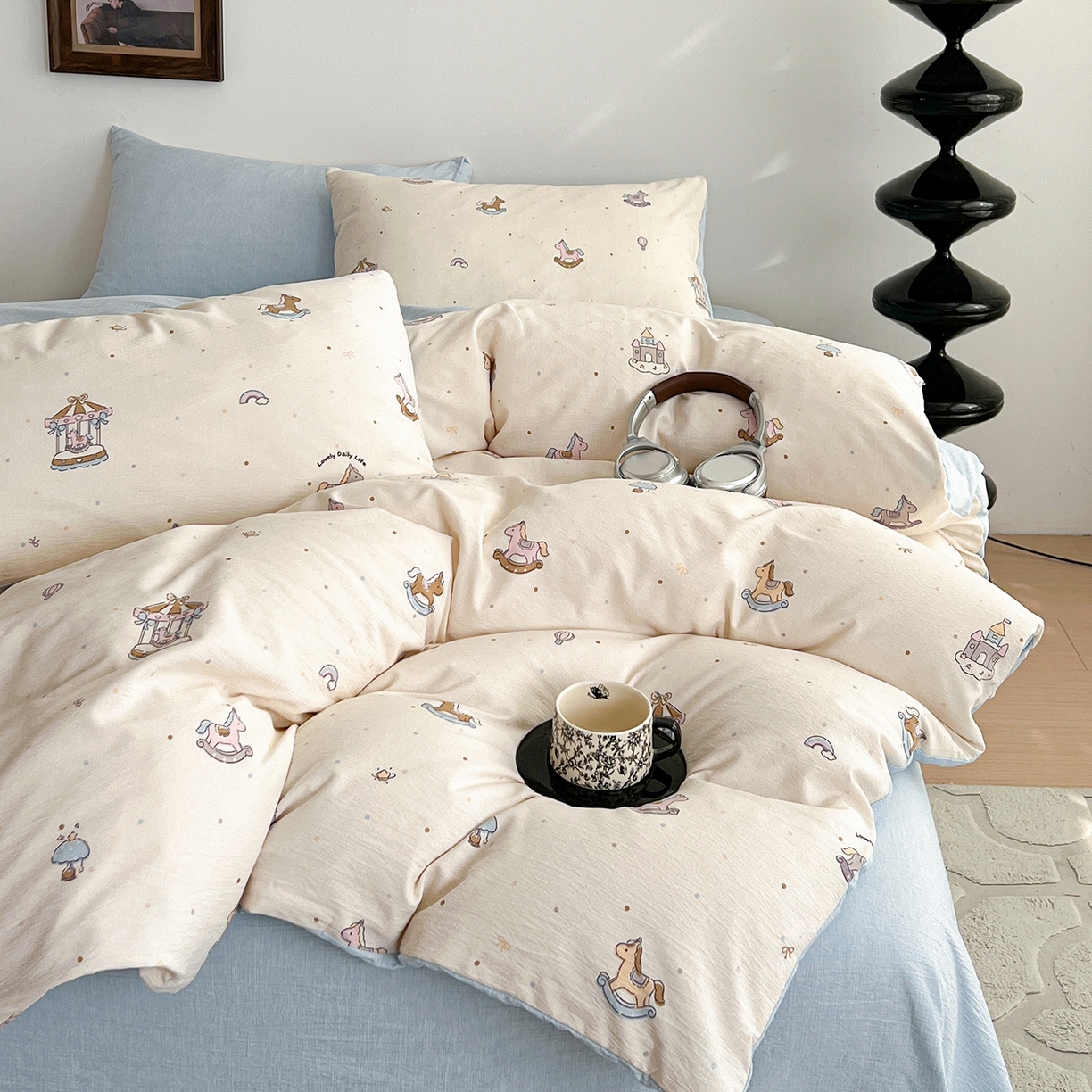 91家纺网 家纺一手货源 找家纺 弗苓家纺 2026春季新款高克重加厚色织提花四件套 童心小木马