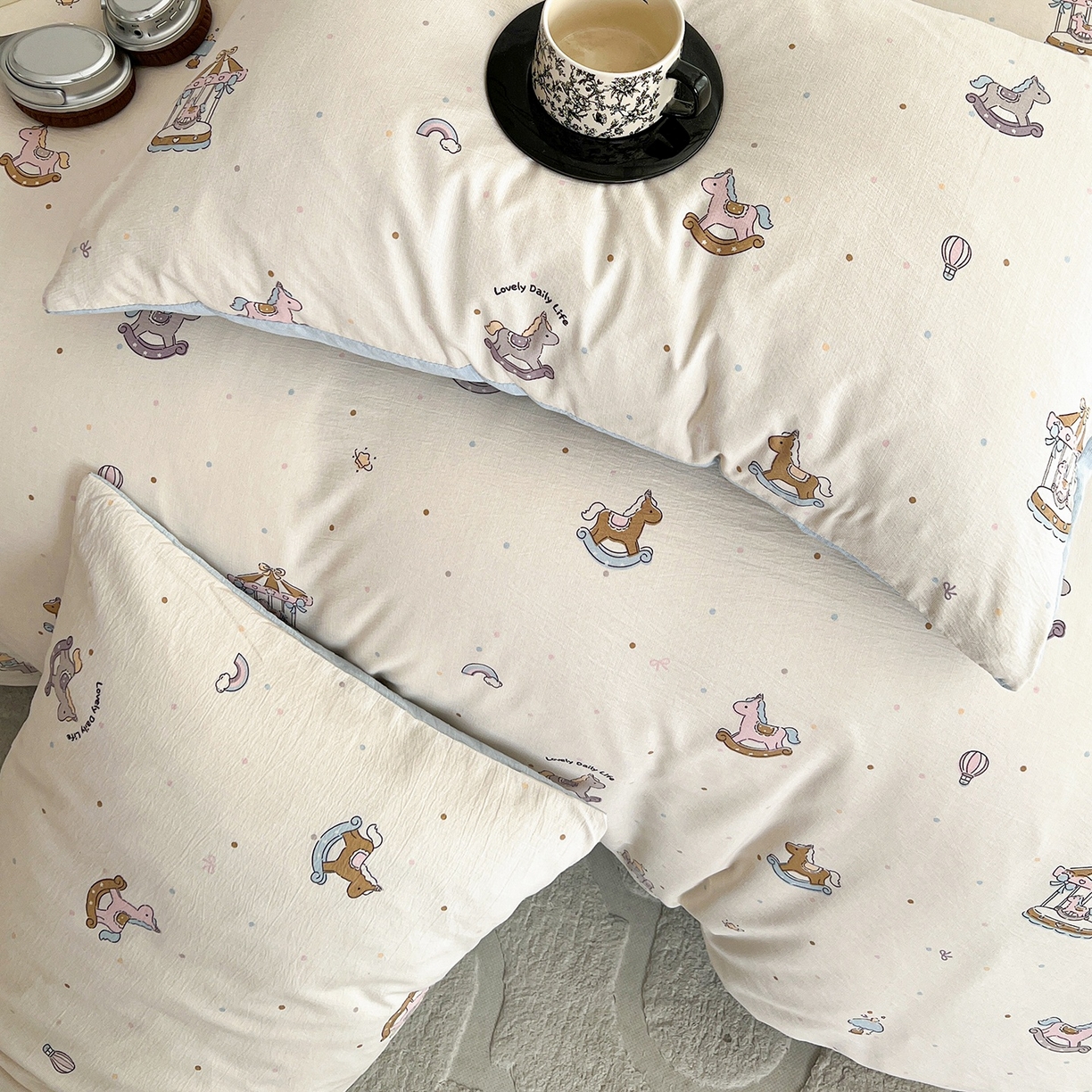 91家纺网 家纺一手货源 找家纺 弗苓家纺 2026春季新款高克重加厚色织提花四件套 童心小木马