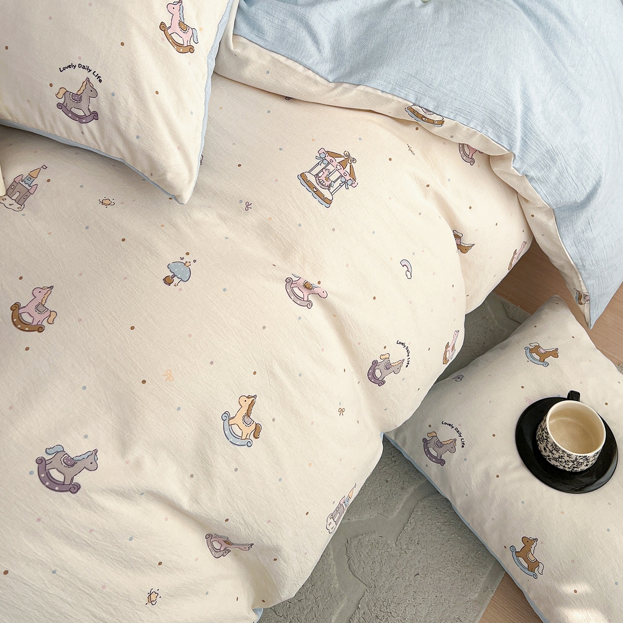 91家纺网 家纺一手货源 找家纺 弗苓家纺 2026春季新款高克重加厚色织提花四件套 童心小木马