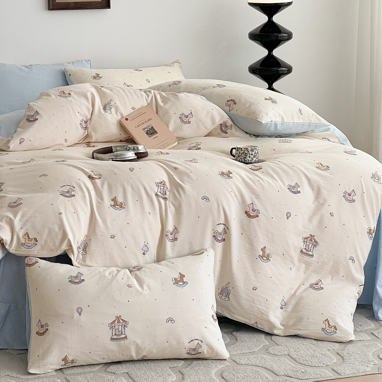 91家纺网 家纺一手货源 找家纺 弗苓家纺 2026春季新款高克重加厚色织提花四件套 童心小木马