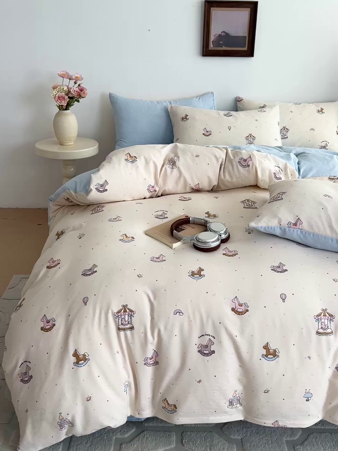 91家纺网 家纺一手货源 找家纺 弗苓家纺 2026春季新款高克重加厚色织提花四件套 童心小木马