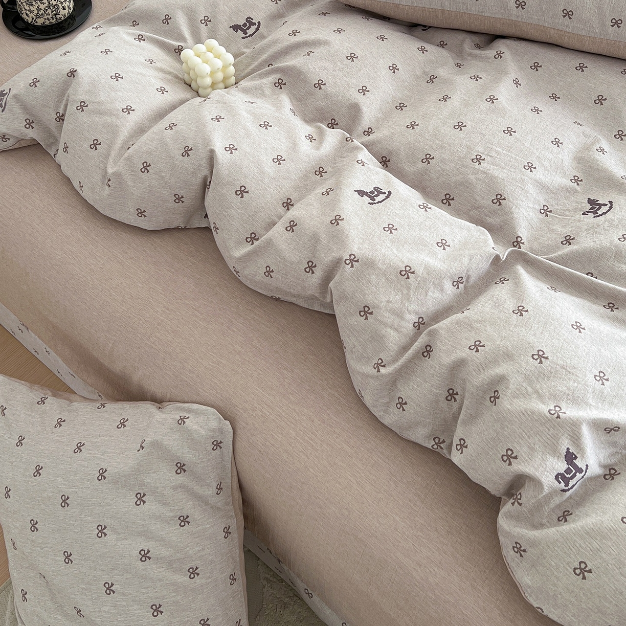 91家纺网 家纺一手货源 找家纺 弗苓家纺 2026春季新款高克重加厚色织提花四件套 幸运小马