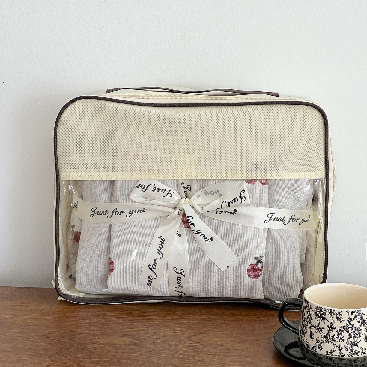 91家纺网 家纺一手货源 找家纺 弗苓家纺 2026春季新款高克重加厚色织提花四件套 樱桃布蕾