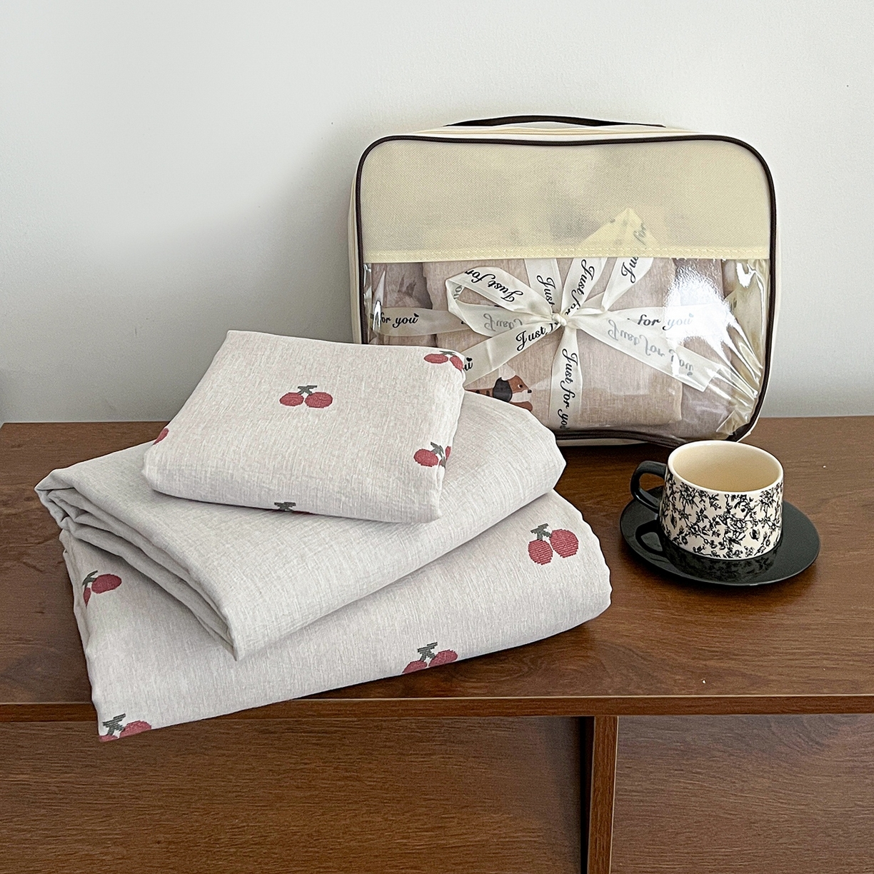 91家纺网 家纺一手货源 找家纺 弗苓家纺 2026春季新款高克重加厚色织提花四件套 樱桃布蕾