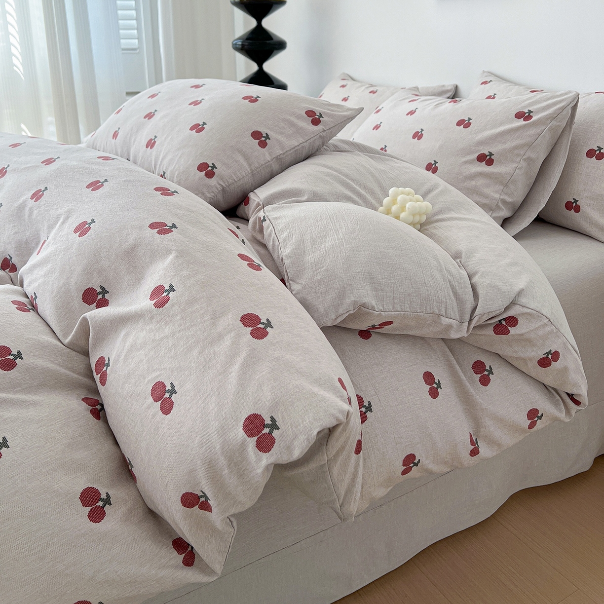 91家纺网 家纺一手货源 找家纺 弗苓家纺 2026春季新款高克重加厚色织提花四件套 樱桃布蕾