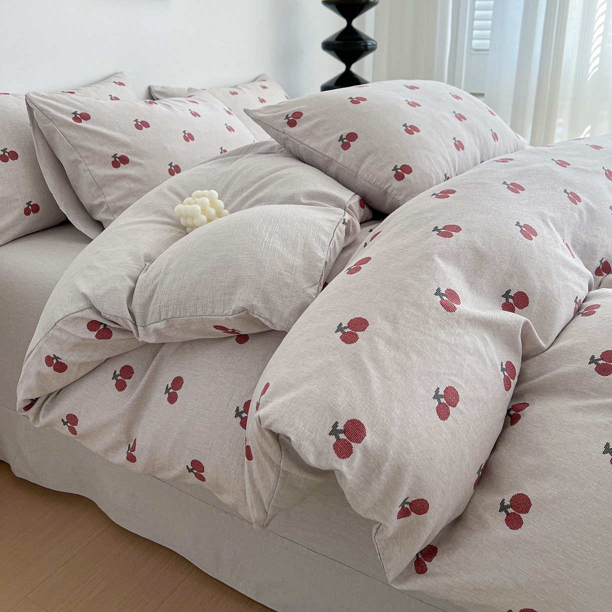 91家纺网 家纺一手货源 找家纺 弗苓家纺 2026春季新款高克重加厚色织提花四件套 樱桃布蕾