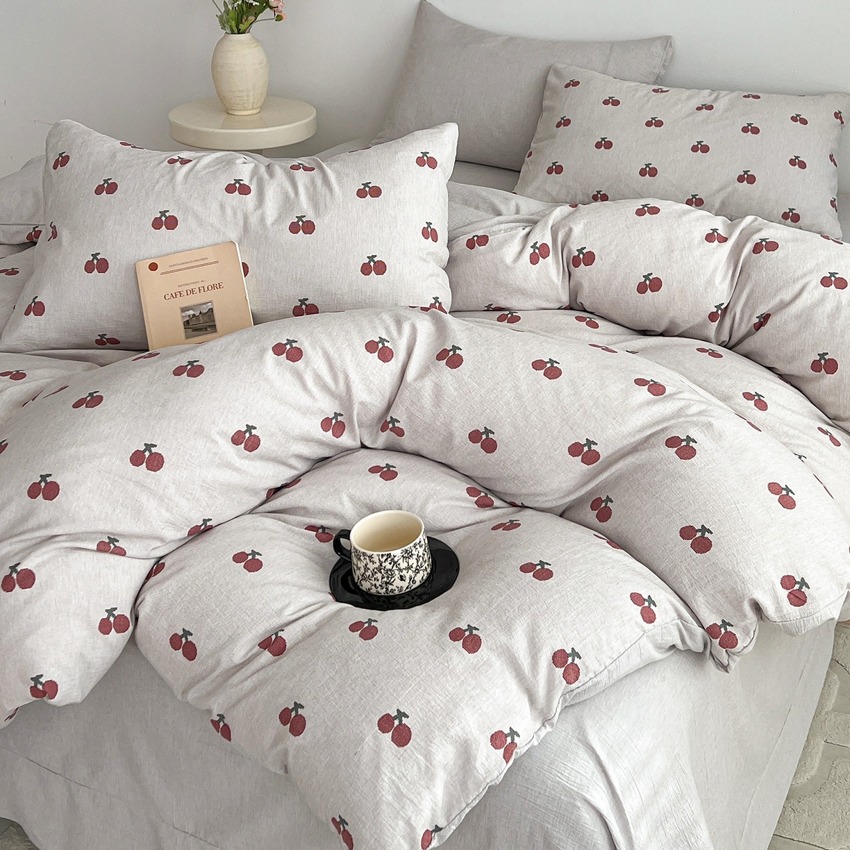 91家纺网 家纺一手货源 找家纺 弗苓家纺 2026春季新款高克重加厚色织提花四件套 樱桃布蕾