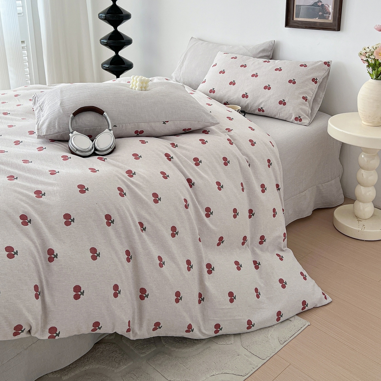 91家纺网 家纺一手货源 找家纺 弗苓家纺 2026春季新款高克重加厚色织提花四件套 樱桃布蕾