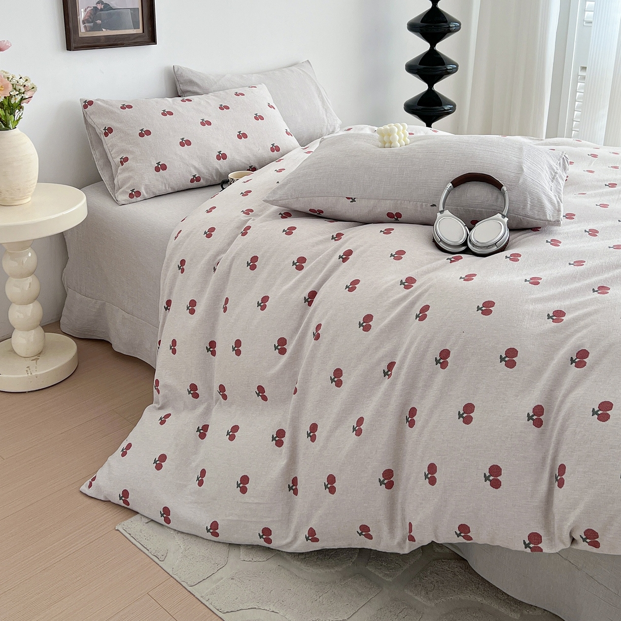 91家纺网 家纺一手货源 找家纺 弗苓家纺 2026春季新款高克重加厚色织提花四件套 樱桃布蕾