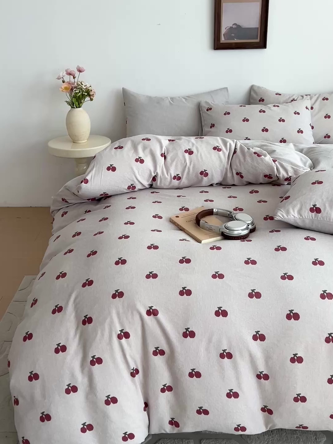 91家纺网 家纺一手货源 找家纺 弗苓家纺 2026春季新款高克重加厚色织提花四件套 樱桃布蕾