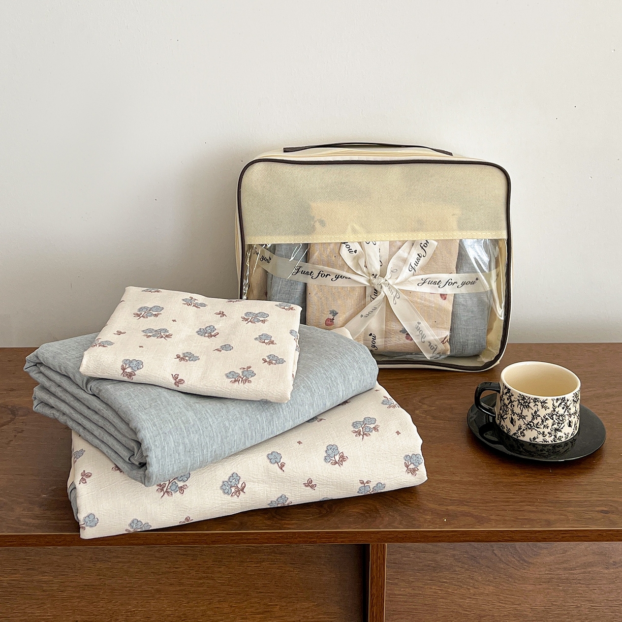 91家纺网 家纺一手货源 找家纺 弗苓家纺 2026春季新款高克重加厚色织提花四件套 芝樱