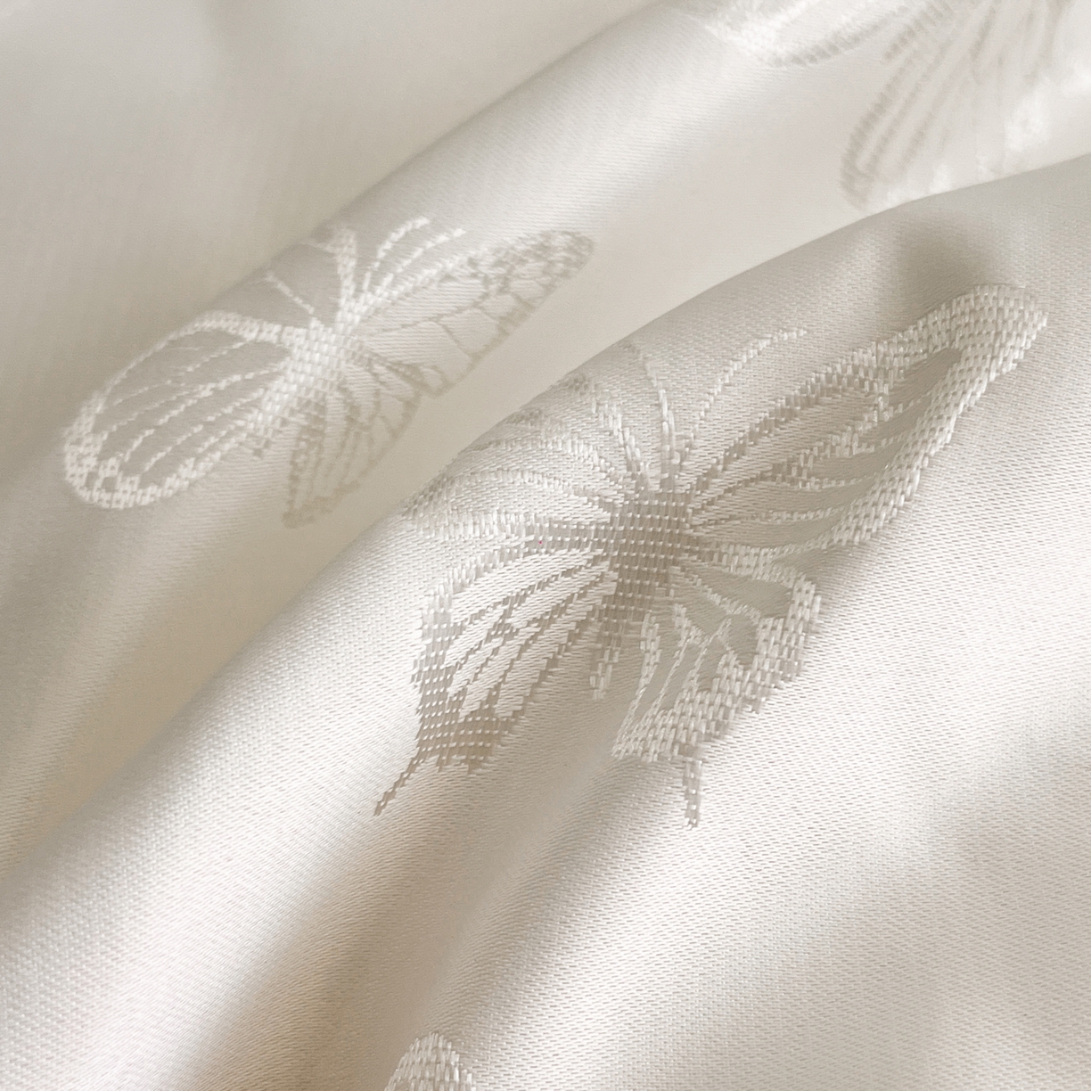 91家纺网 家纺一手货源 找家纺 宇航家纺 2026新款专版厚织亮丝提花水洗真丝四件套梦蝶系列 梦蝶奶白