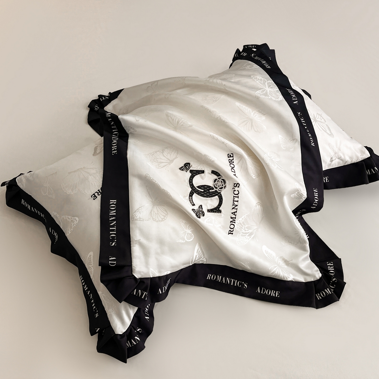 91家纺网 家纺一手货源 找家纺 宇航家纺 2026新款专版厚织亮丝提花水洗真丝四件套梦蝶系列 梦蝶奶白