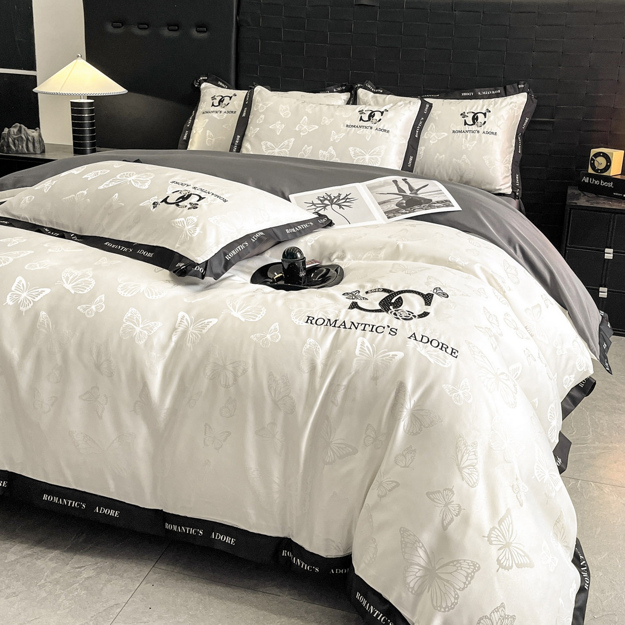 91家纺网 家纺一手货源 找家纺 宇航家纺 2026新款专版厚织亮丝提花水洗真丝四件套梦蝶系列 梦蝶白拼深灰