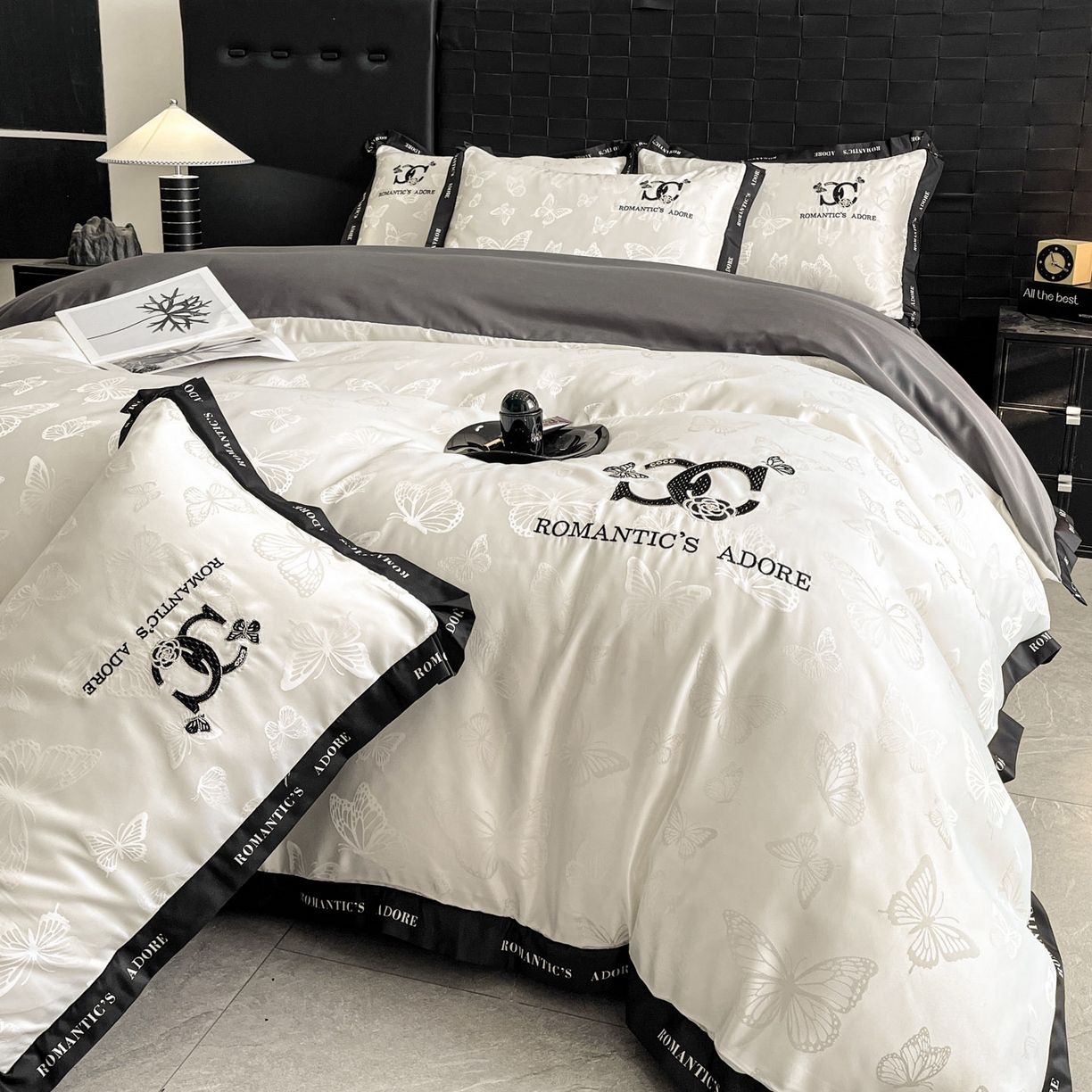 91家纺网 家纺一手货源 找家纺 宇航家纺 2026新款专版厚织亮丝提花水洗真丝四件套梦蝶系列 梦蝶白拼深灰