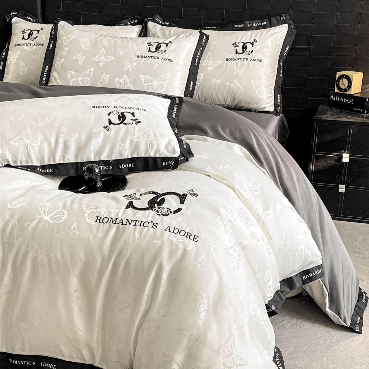 91家纺网 家纺一手货源 找家纺 宇航家纺 2026新款专版厚织亮丝提花水洗真丝四件套梦蝶系列 梦蝶白拼深灰