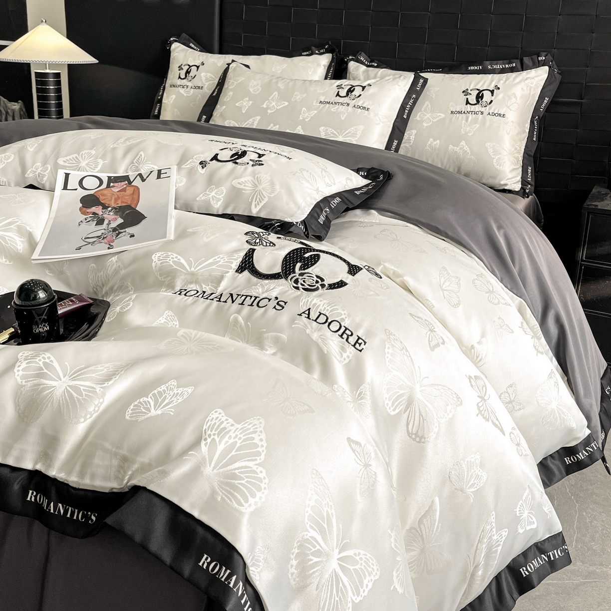 91家纺网 家纺一手货源 找家纺 宇航家纺 2026新款专版厚织亮丝提花水洗真丝四件套梦蝶系列 梦蝶白拼深灰