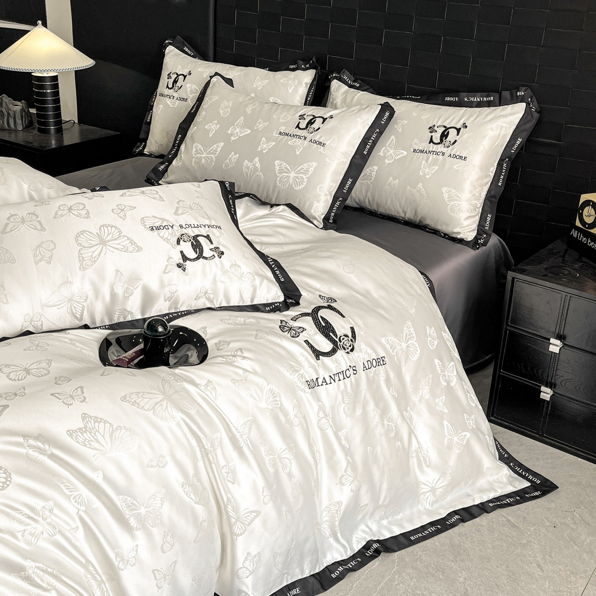 91家纺网 家纺一手货源 找家纺 宇航家纺 2026新款专版厚织亮丝提花水洗真丝四件套梦蝶系列 梦蝶白拼深灰