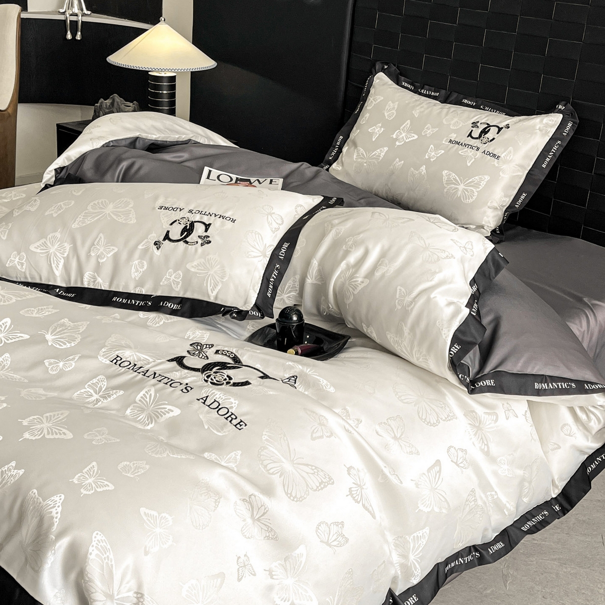 91家纺网 家纺一手货源 找家纺 宇航家纺 2026新款专版厚织亮丝提花水洗真丝四件套梦蝶系列 梦蝶白拼深灰