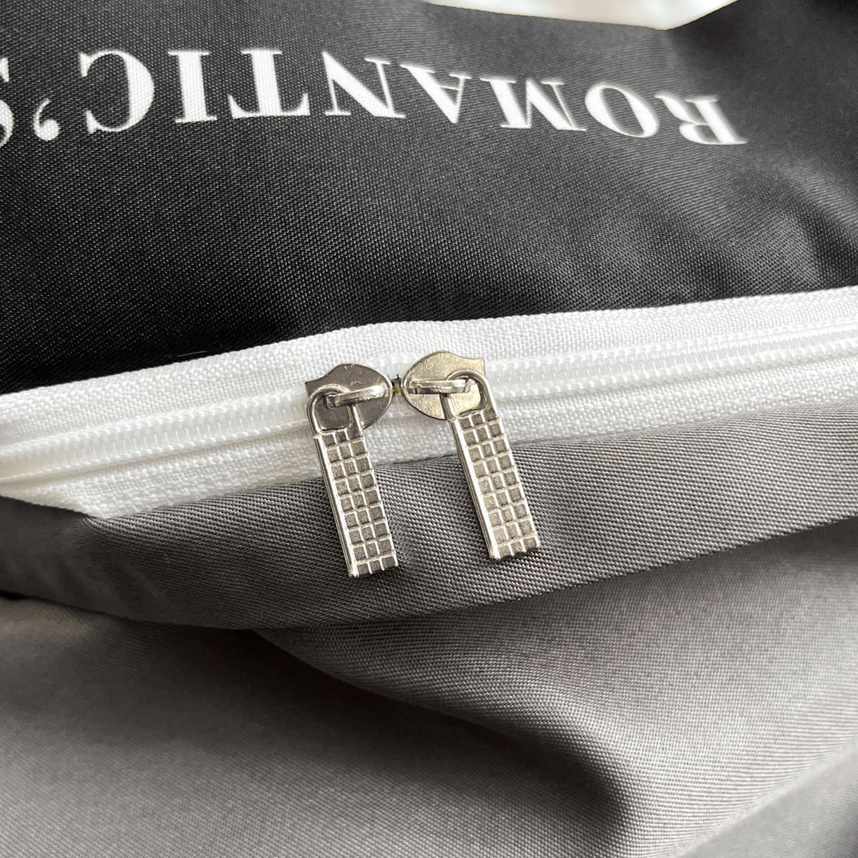 91家纺网 家纺一手货源 找家纺 宇航家纺 2026新款专版厚织亮丝提花水洗真丝四件套梦蝶系列 梦蝶白拼深灰