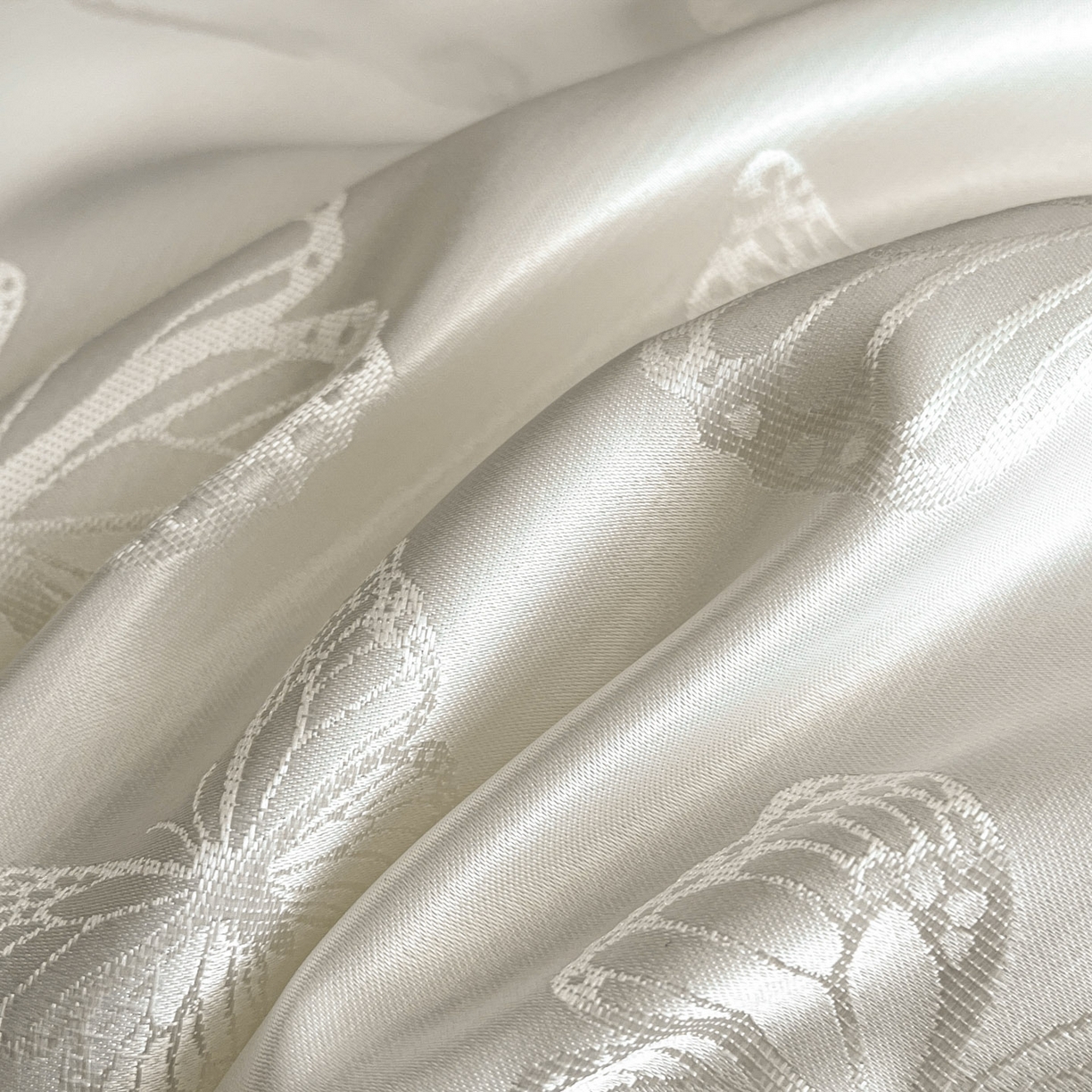 91家纺网 家纺一手货源 找家纺 宇航家纺 2026新款专版厚织亮丝提花水洗真丝四件套梦蝶系列 梦蝶白拼深灰