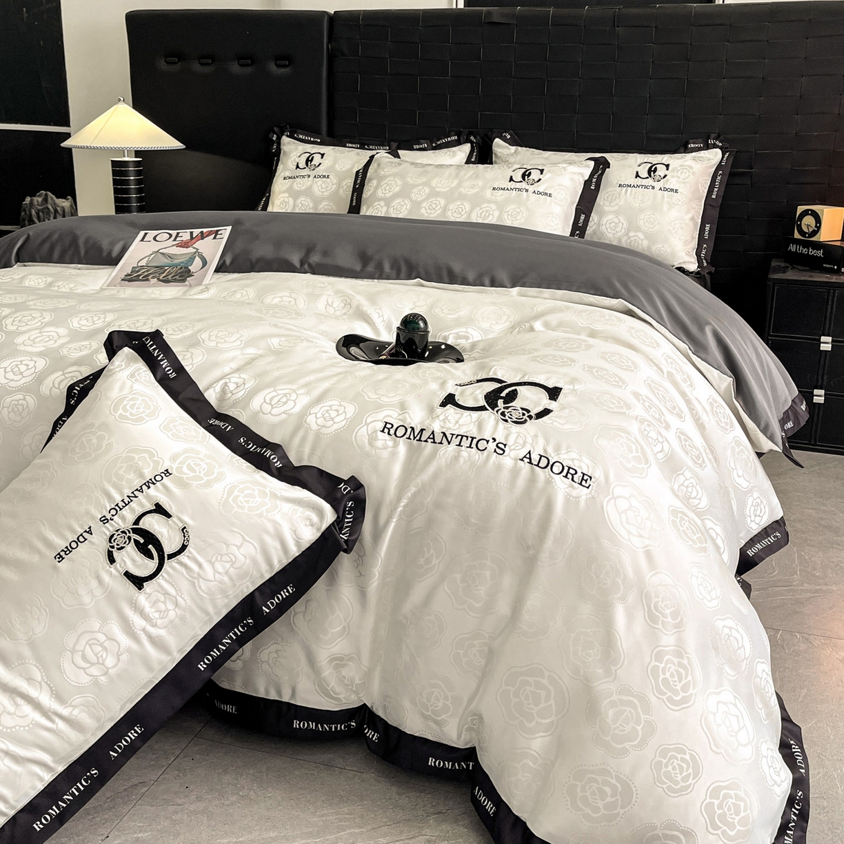 91家纺网 家纺一手货源 找家纺 宇航家纺 2026新款专版厚织亮丝提花水洗真丝四件套梦蝶系列 爱意白拼深灰