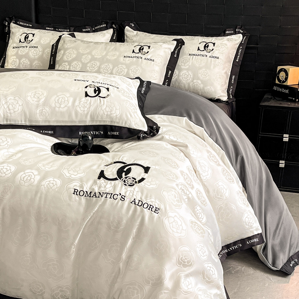 91家纺网 家纺一手货源 找家纺 宇航家纺 2026新款专版厚织亮丝提花水洗真丝四件套梦蝶系列 爱意白拼深灰