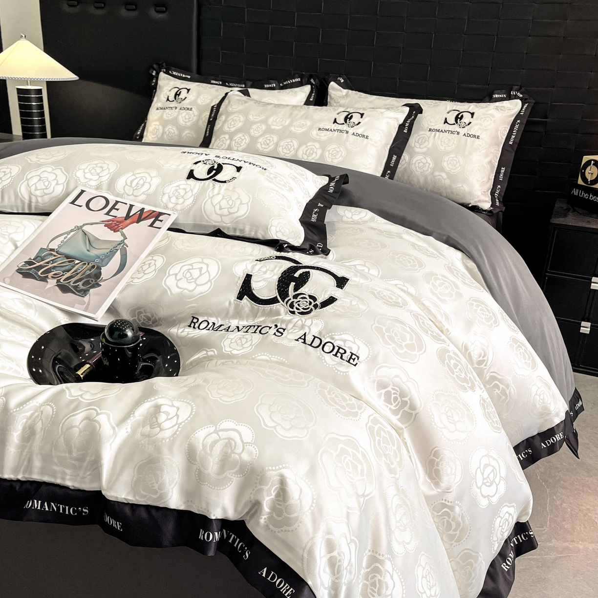 91家纺网 家纺一手货源 找家纺 宇航家纺 2026新款专版厚织亮丝提花水洗真丝四件套梦蝶系列 爱意白拼深灰