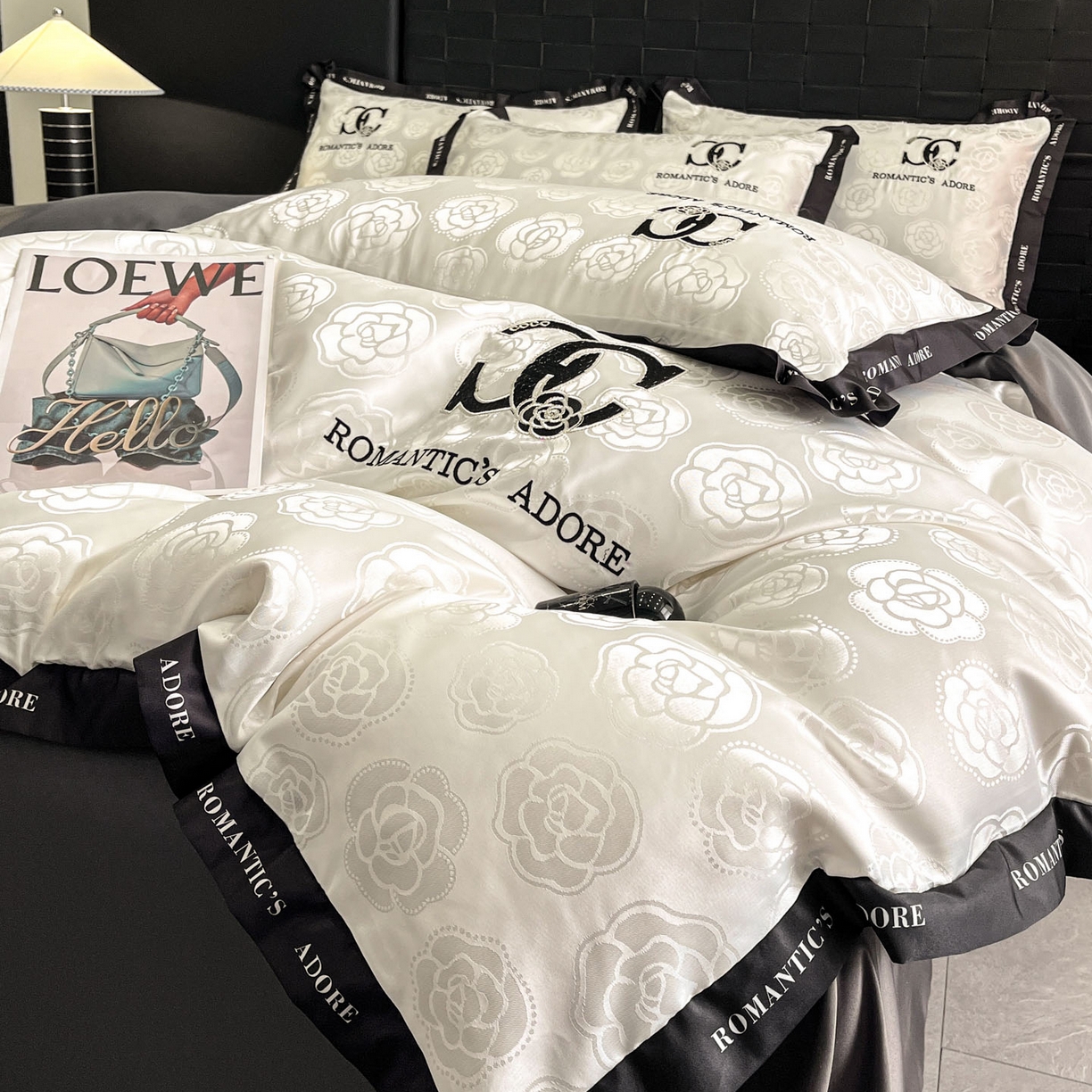 91家纺网 家纺一手货源 找家纺 宇航家纺 2026新款专版厚织亮丝提花水洗真丝四件套梦蝶系列 爱意白拼深灰