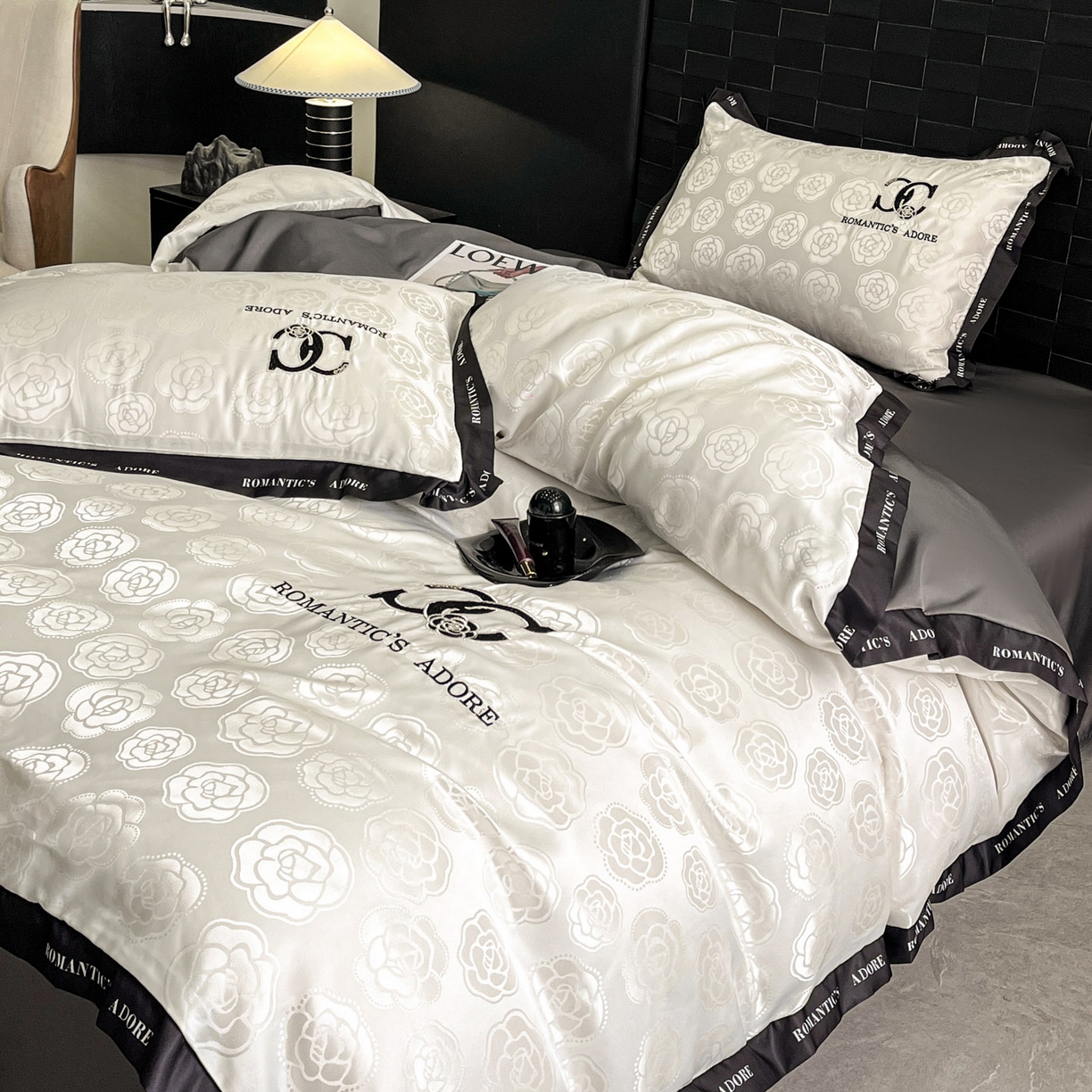 91家纺网 家纺一手货源 找家纺 宇航家纺 2026新款专版厚织亮丝提花水洗真丝四件套梦蝶系列 爱意白拼深灰