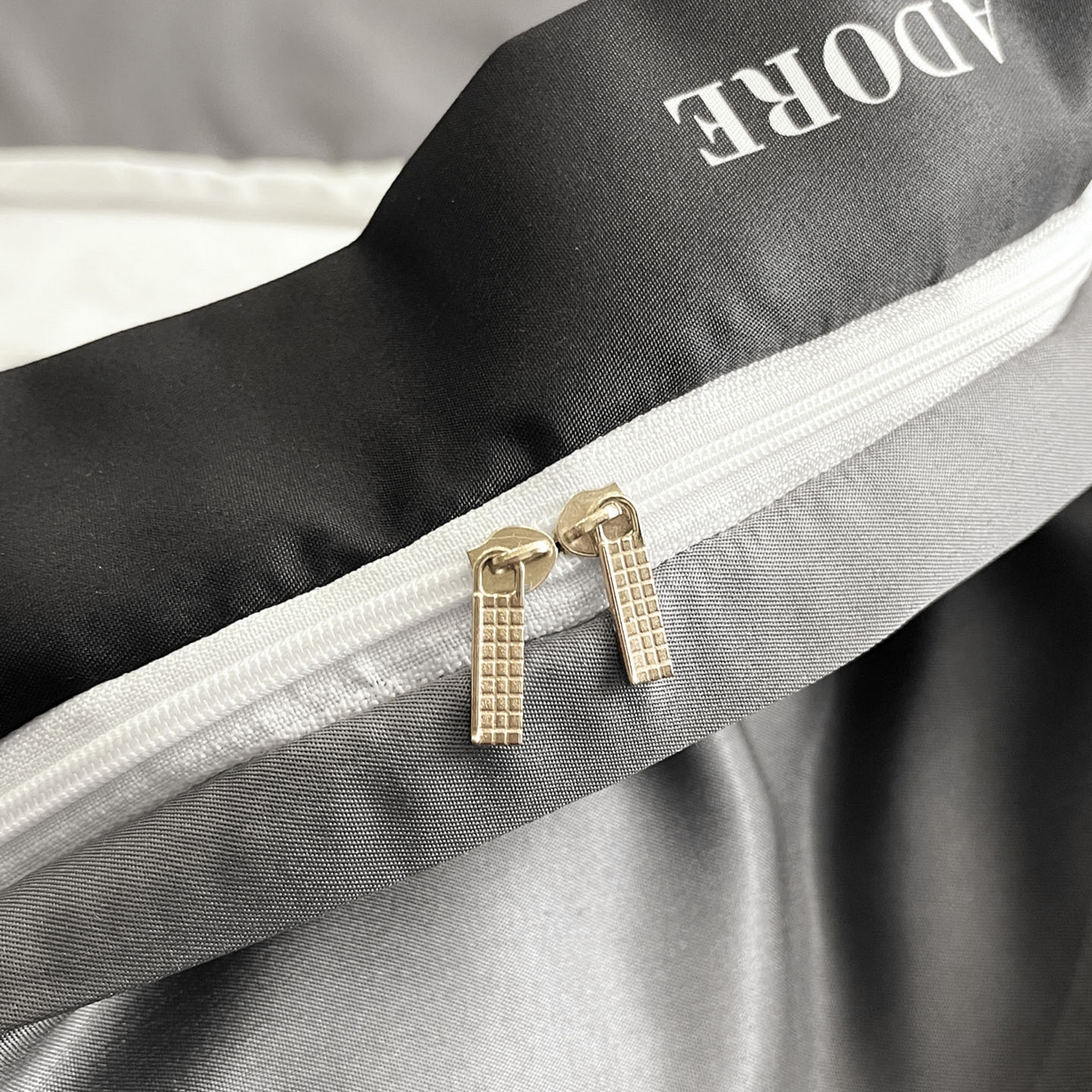 91家纺网 家纺一手货源 找家纺 宇航家纺 2026新款专版厚织亮丝提花水洗真丝四件套梦蝶系列 爱意白拼深灰