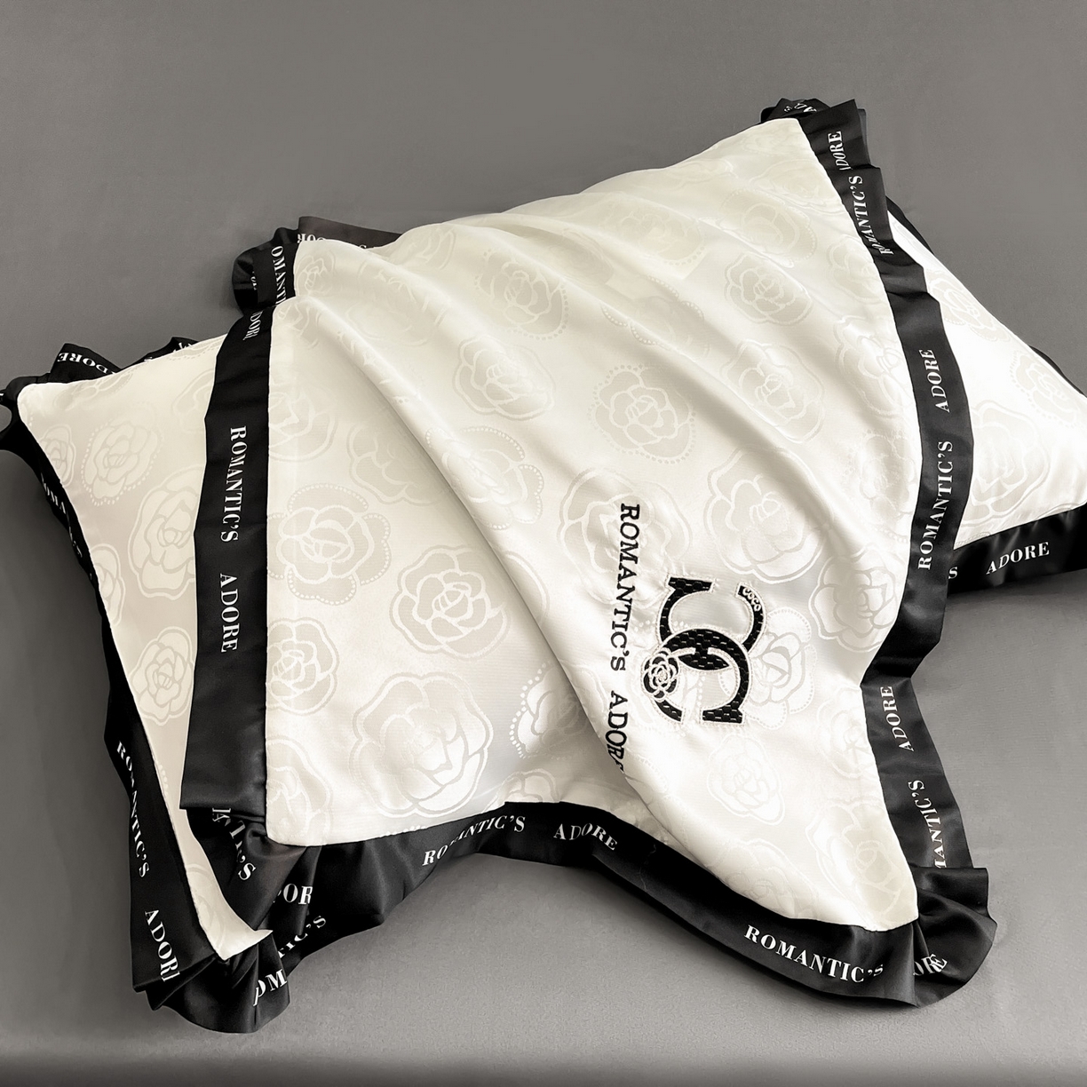 91家纺网 家纺一手货源 找家纺 宇航家纺 2026新款专版厚织亮丝提花水洗真丝四件套梦蝶系列 爱意白拼深灰