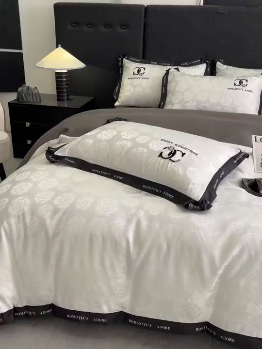 91家纺网 家纺一手货源 找家纺 宇航家纺 2026新款专版厚织亮丝提花水洗真丝四件套梦蝶系列 爱意白拼深灰