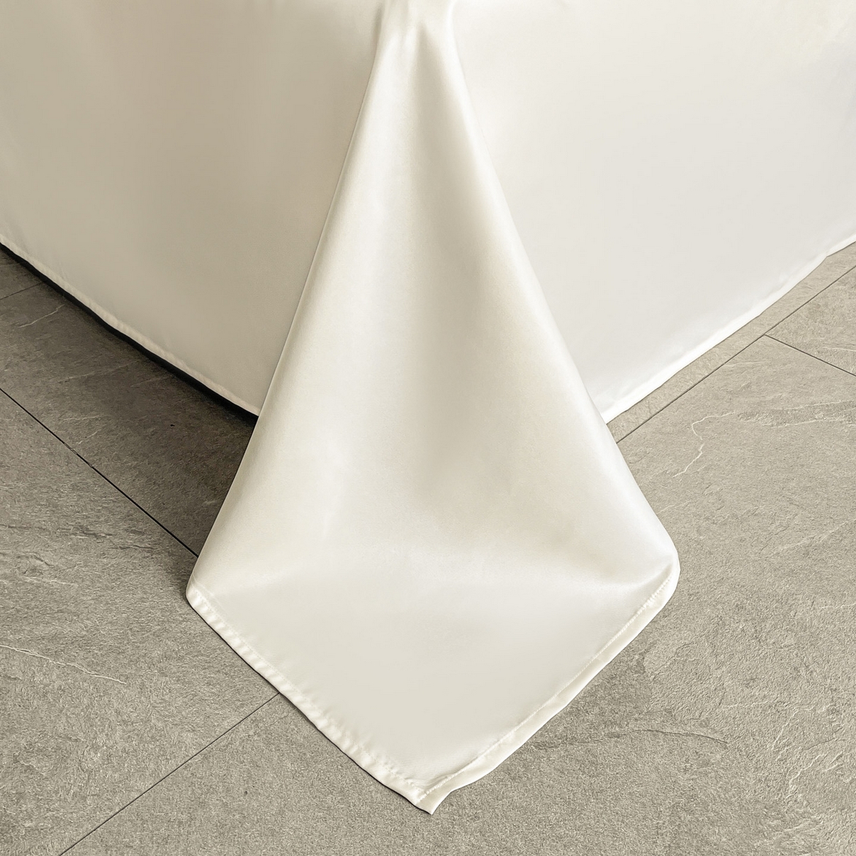 91家纺网 家纺一手货源 找家纺 宇航家纺 2026新款专版厚织亮丝提花水洗真丝四件套梦蝶系列 爱意白色