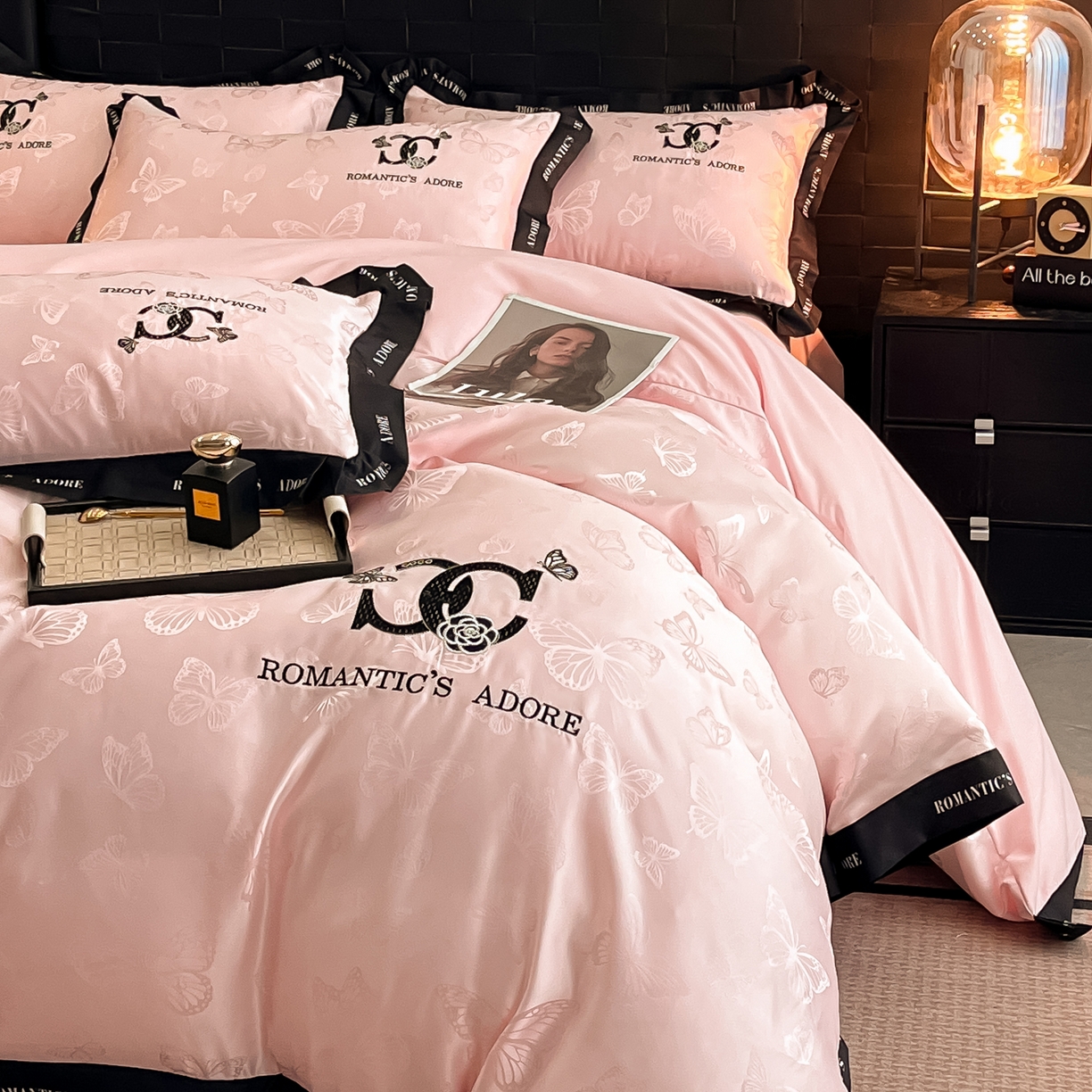 91家纺网 家纺一手货源 找家纺 宇航家纺 2026新款专版厚织亮丝提花水洗真丝四件套梦蝶系列 梦蝶粉玉