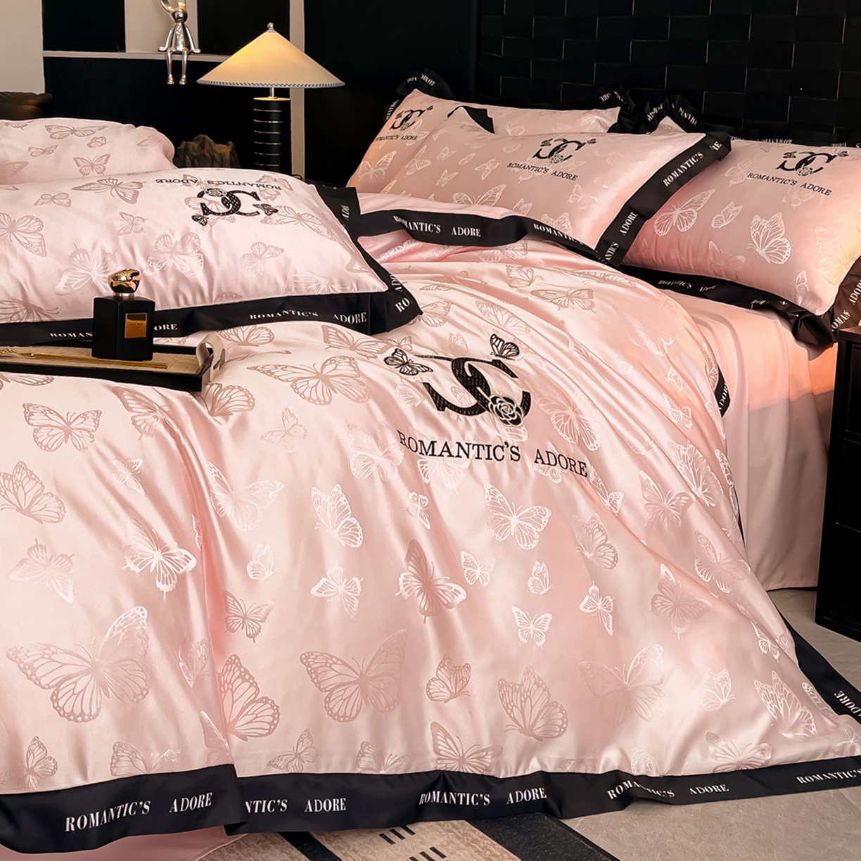 91家纺网 家纺一手货源 找家纺 宇航家纺 2026新款专版厚织亮丝提花水洗真丝四件套梦蝶系列 梦蝶粉玉