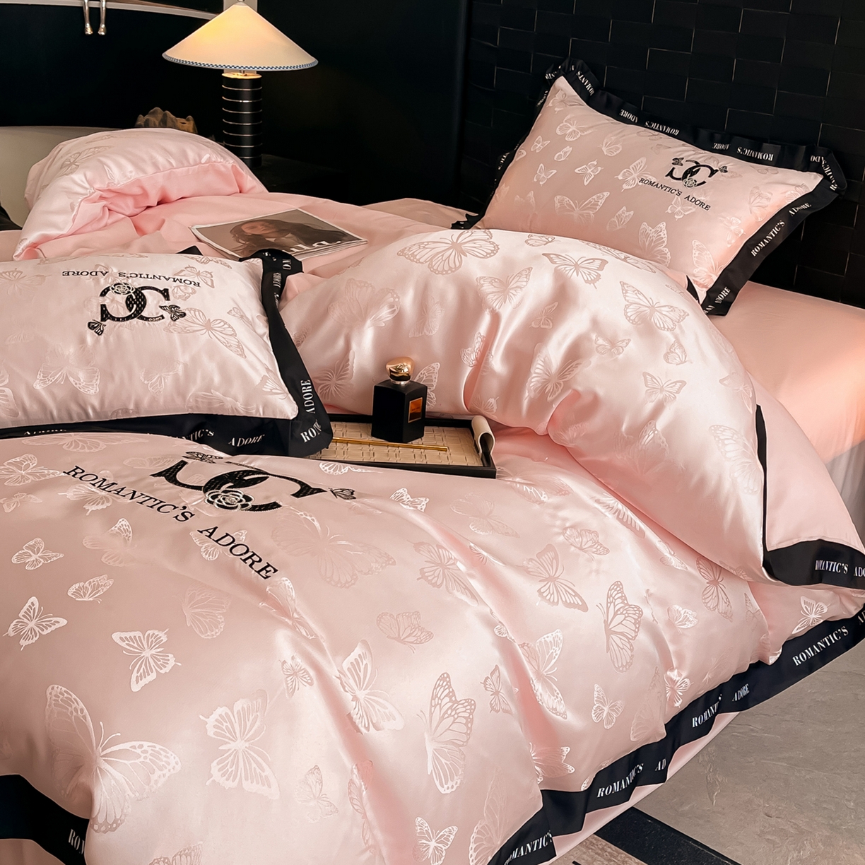 91家纺网 家纺一手货源 找家纺 宇航家纺 2026新款专版厚织亮丝提花水洗真丝四件套梦蝶系列 梦蝶粉玉