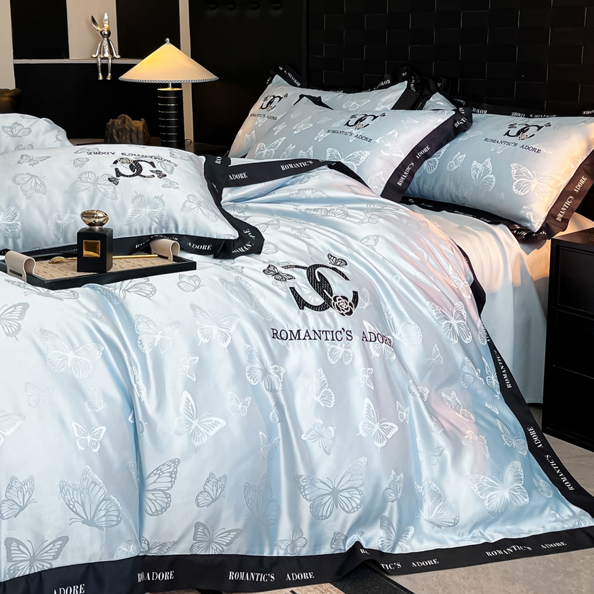 91家纺网 家纺一手货源 找家纺 宇航家纺 2026新款专版厚织亮丝提花水洗真丝四件套梦蝶系列 梦蝶天蓝