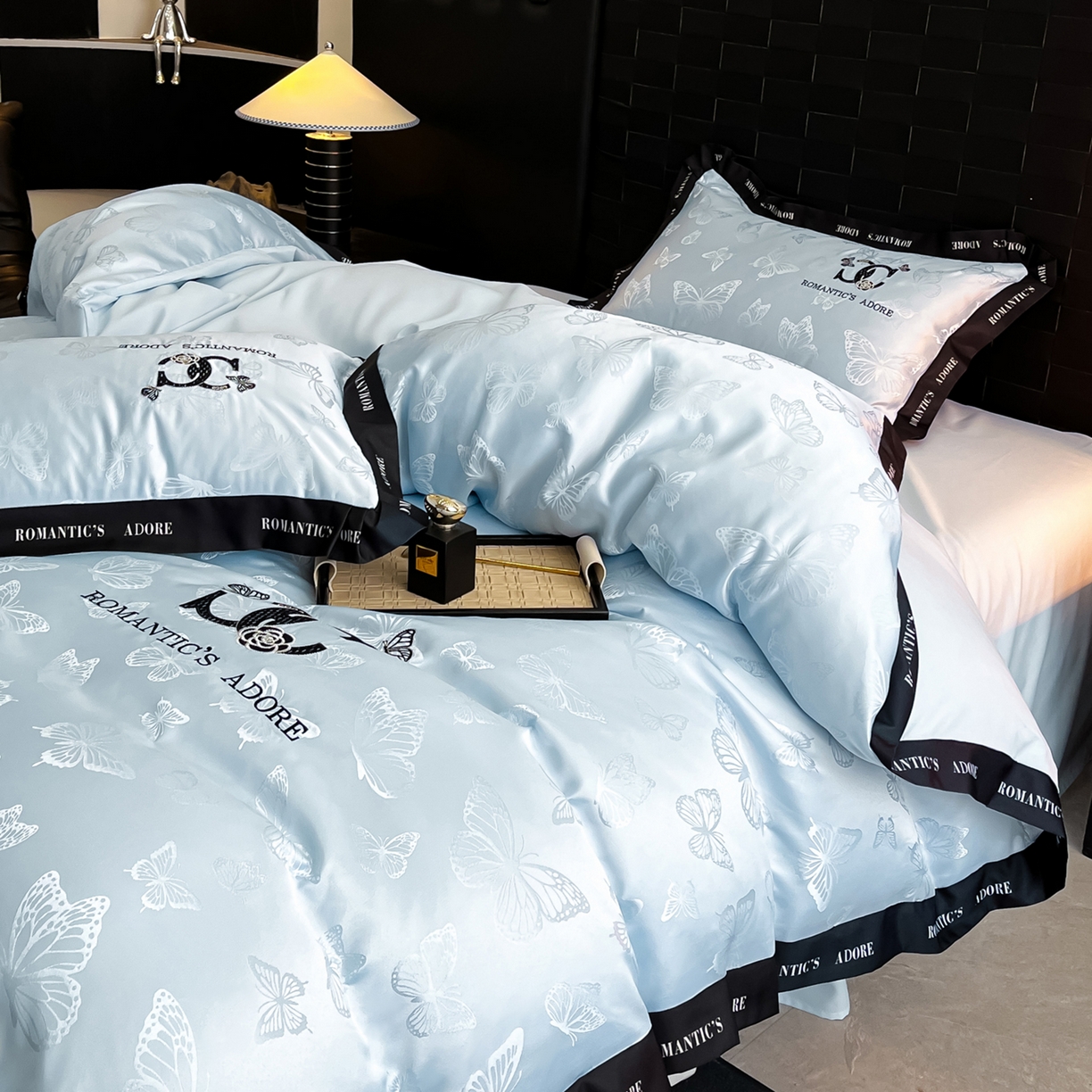 91家纺网 家纺一手货源 找家纺 宇航家纺 2026新款专版厚织亮丝提花水洗真丝四件套梦蝶系列 梦蝶天蓝